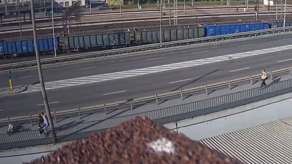 Malbork. Nie zachował ostrożności podczas jazdy hulajnogą. 77-latek trafił do szpitala. Zobacz nagranie wideo.