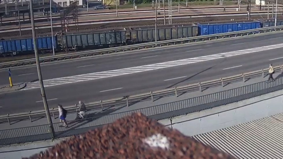 Malbork. Nie zachował ostrożności podczas jazdy hulajnogą. 77-latek trafił do szpitala. Zobacz nagranie wideo.