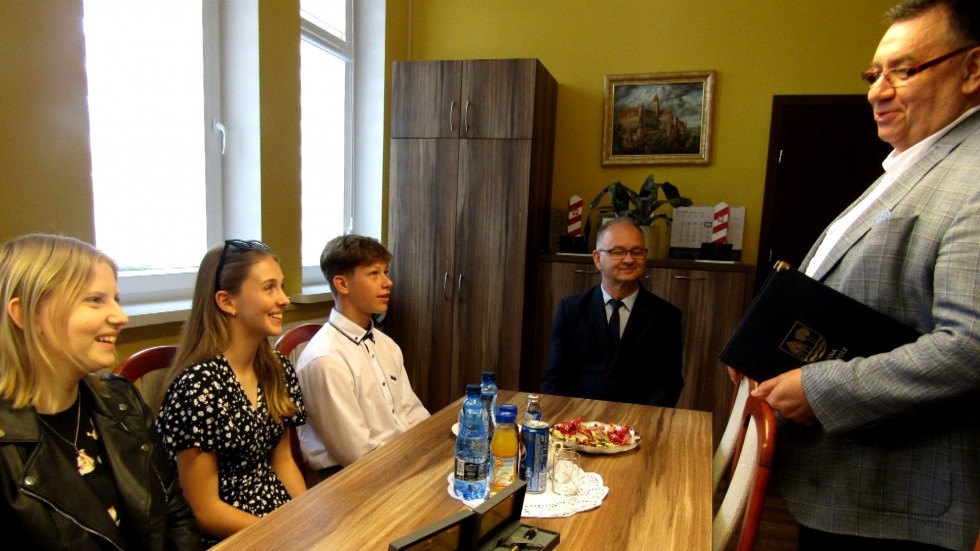 Stare Pole. Podziękowanie za bohaterską postawę dla uczniów Szkoły Podstawowej.