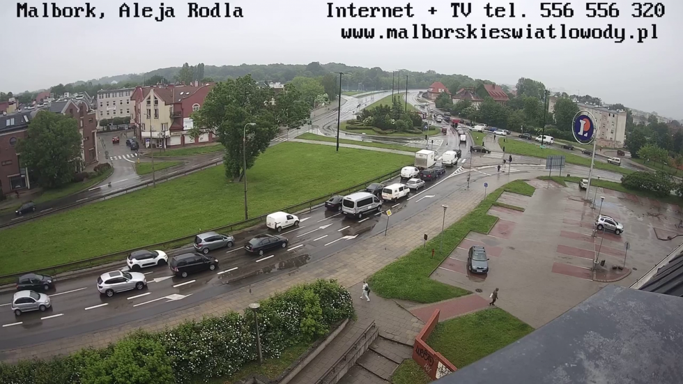 Zderzenie dwóch pojazdów na Rondzie Lotników Polskich w Malborku. Zobacz materiał wideo.