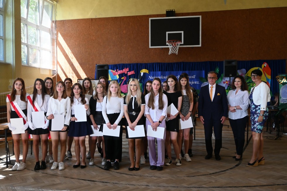 Nowy Dwór Gdański. Stypendia starosty dla najlepszych uczniów na zakończenie roku szkolnego.