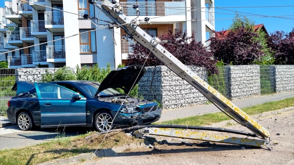 Nowy Dwór Gdański. Uderzył w słup energetyczny - policyjne podsumowanie pierwszego wakacyjnego weekendu.