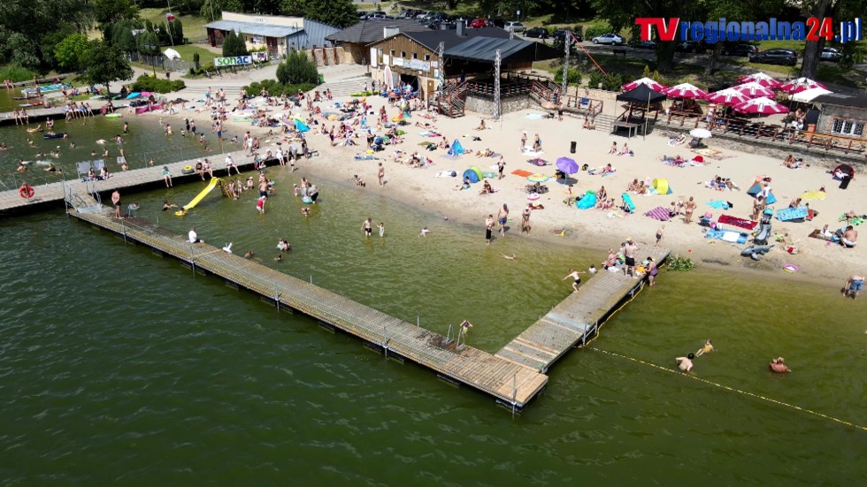 Plaża nad jeziorem Sztumskim z lotu ptaka.