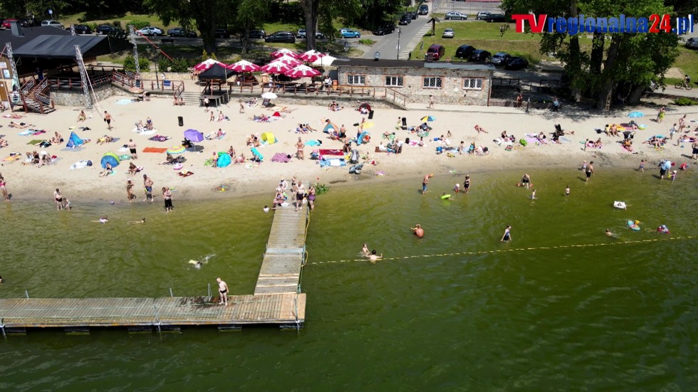 Plaża nad jeziorem Sztumskim z lotu ptaka.