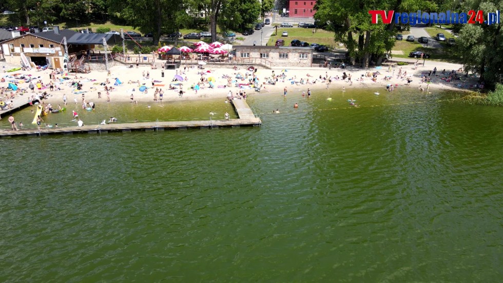 Plaża nad jeziorem Sztumskim z lotu ptaka.