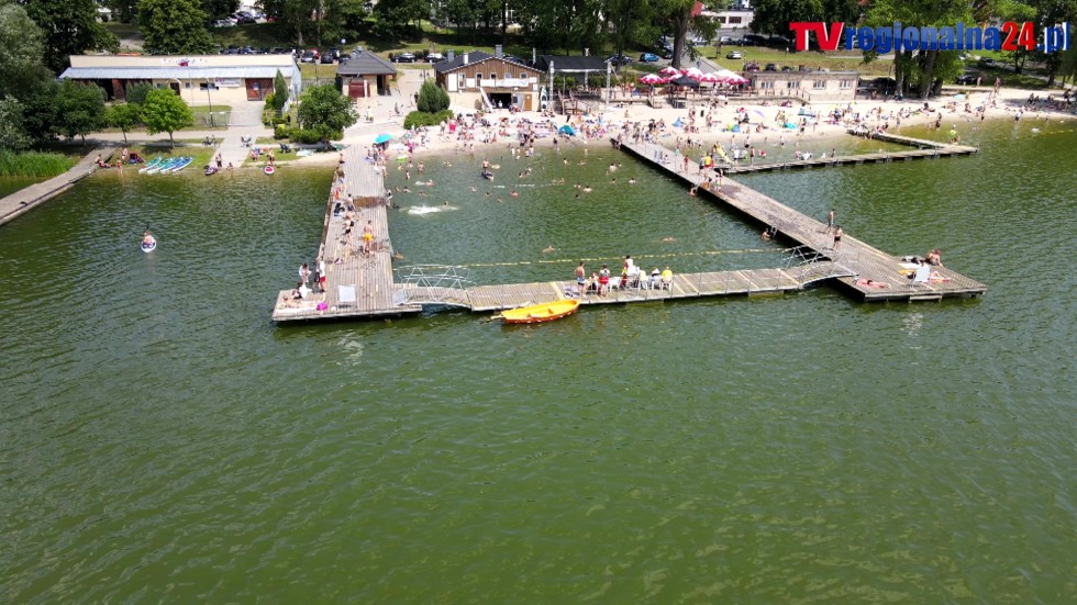 Plaża nad jeziorem Sztumskim z lotu ptaka.