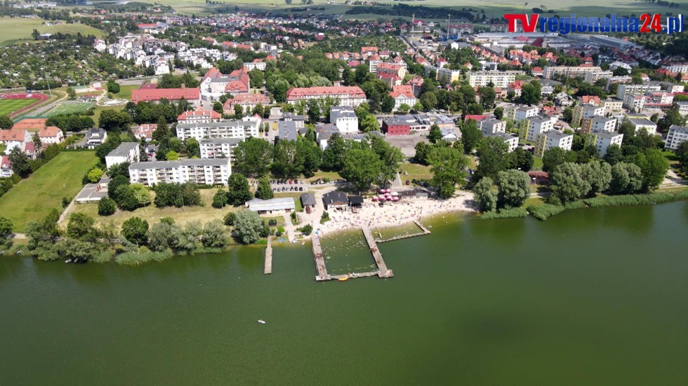 Plaża nad jeziorem Sztumskim z lotu ptaka.