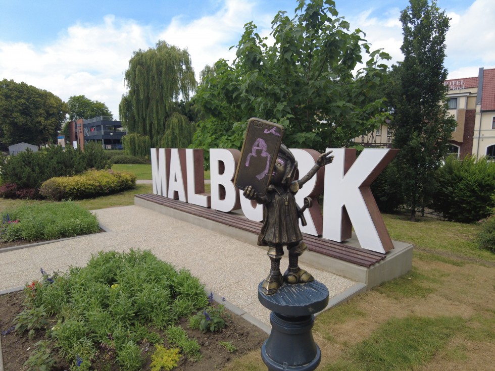 Kolejna figurka Marianka uległa dewastacji. Czy malborski magistrat powinien zainstalować foto pułapki w miejscach ich montażu?