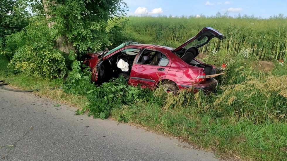 Powiat sztumski. Zasnął za kierownicą i uderzył w drzewo.
