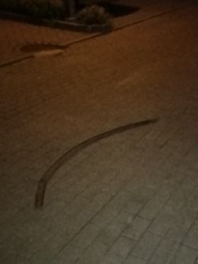 Malbork. Pirat drogowy na ul. Konopnickiej - porzucił auto i zastawił wyjazd z osiedlowego parkingu.