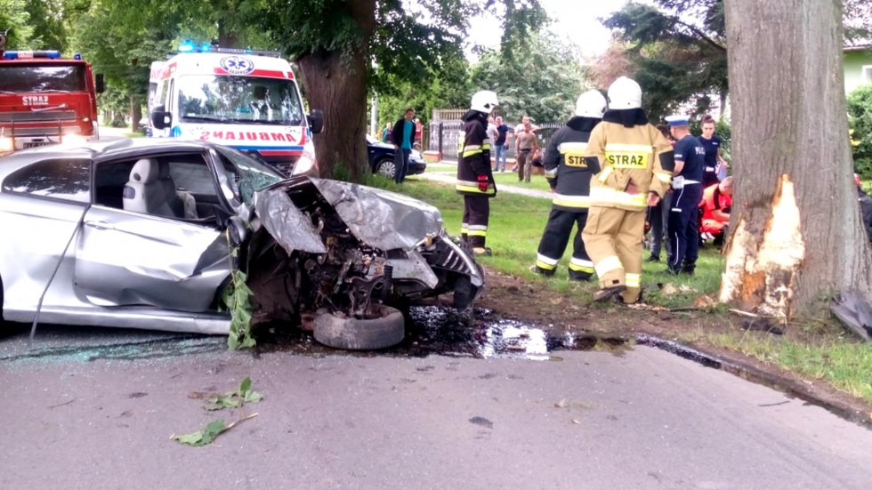 Nowy Dwór Gdański. Plaga pijanych kierowców – jeden z nich uderzył w drzewo i trafił do szpitala.