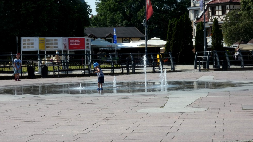 Malbork. Miejska fontanna pod czujnym okiem króla Kazimierza Jagiellończyka.