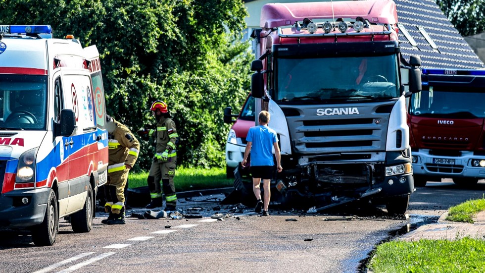 Nowy Staw. Dwie osoby ranne po zderzeniu osobówki z ciężarówką.