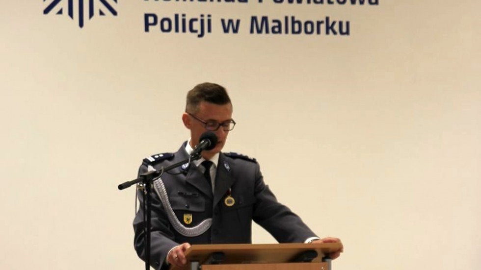 Malbork. Awanse i odznaczenia z okazji Święta Policji.