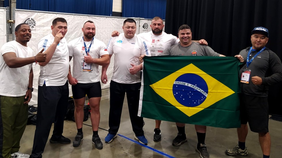 Nowy Dwór Gdański. Policjanci wygrali złoto i srebro podczas Mistrzostw Olimpijskich w wyciskaniu sztangi leżąc.