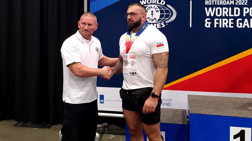 Nowy Dwór Gdański. Policjanci wygrali złoto i srebro podczas Mistrzostw Olimpijskich w wyciskaniu sztangi leżąc.