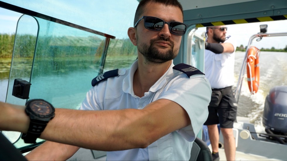 Zalew Wiślany. Patrole wodne dbają o bezpieczeństwo wypoczywających.