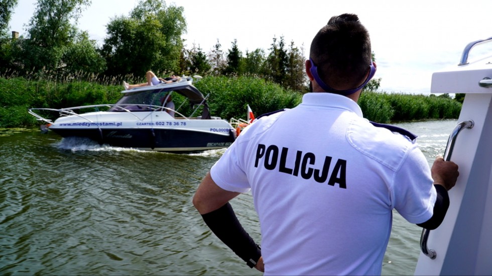 Zalew Wiślany. Patrole wodne dbają o bezpieczeństwo wypoczywających.