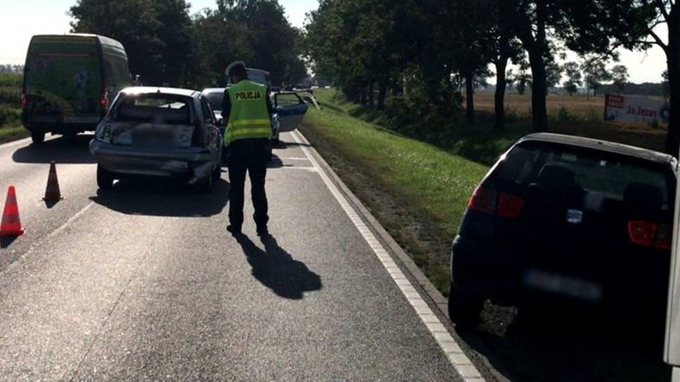 DK22. Jedna osoba trafiła do szpitala po zderzeniu osobówek i ciężarówki.