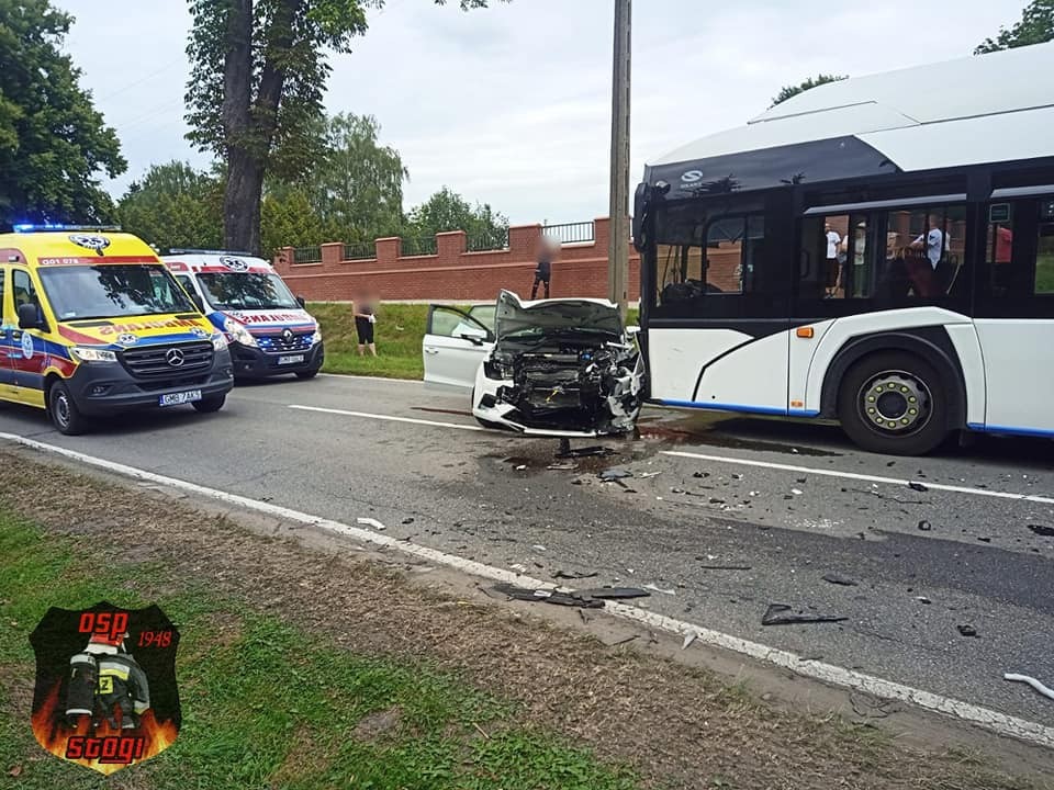 Malbork. Kilka osób rannych po czołówce osobówki z autobusem elektrycznym.