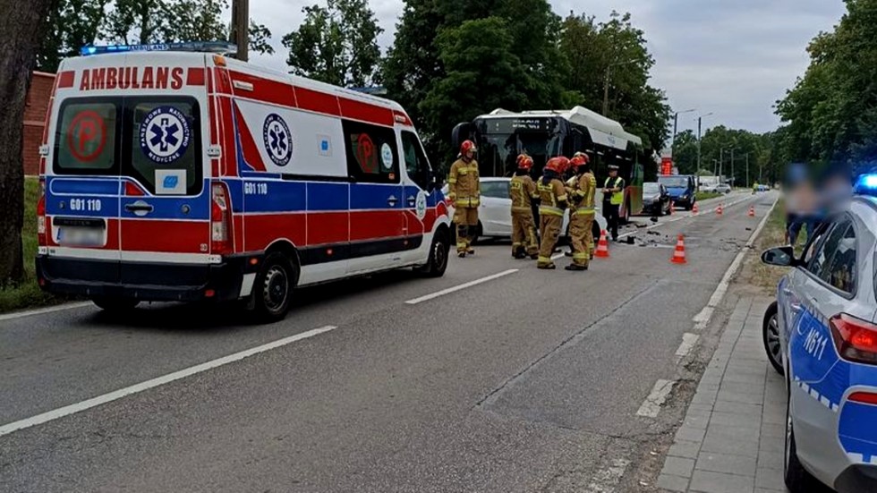 Policjanci wyjaśniają przyczyny poniedziałkowego wypadku autobusu i osobówki – weekendowy raport malborskich służb mundurowych.