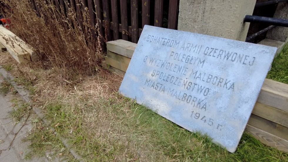Malbork. Pomnik z gwiazdą czerwonoarmistów przeszedł do historii. Zdjęcia i wideo.