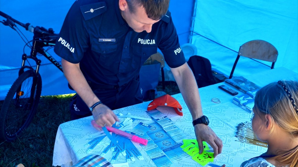 Sztutowo. Bezpieczne wakacje nad wodą – policjanci na festynie.