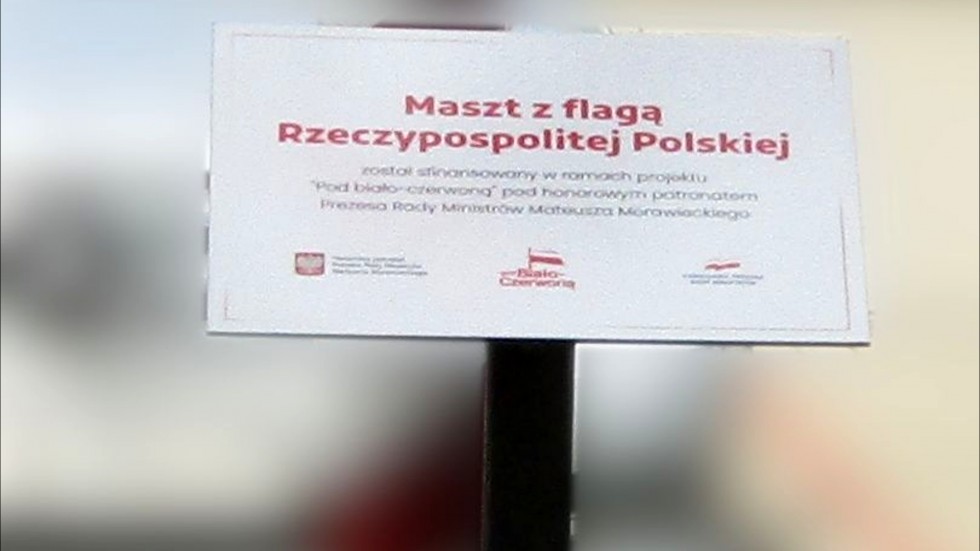 Stare Pole. Maszt z powiewającą flagą Polski stanął przed budynkiem Urzędu Gminy.