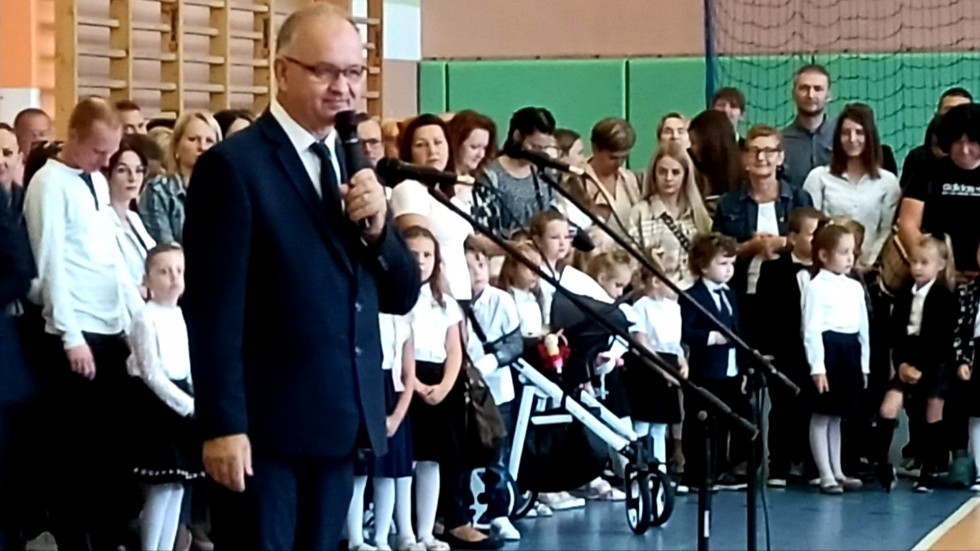Stare Pole. Inauguracja roku szkolnego i pasowanie pierwszoklasistów.