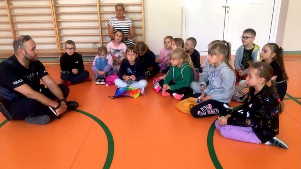 Sztum. Bezpieczna droga do szkoły – rozmowy policjantów z uczniami.