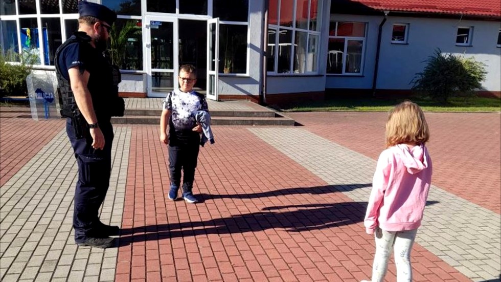 Sztum. Bezpieczna droga do szkoły – rozmowy policjantów z uczniami.