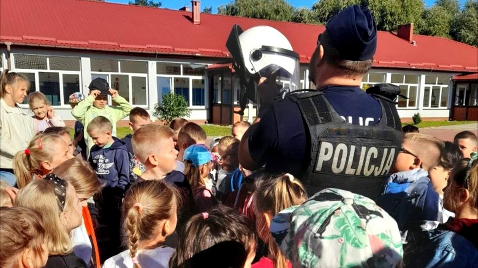 Sztum. Bezpieczna droga do szkoły – rozmowy policjantów z uczniami.