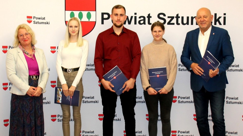 Powiat sztumski. Wręczono stypendia naukowe najlepszym uczniom.