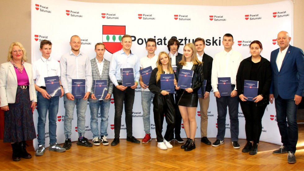 Powiat sztumski. Wręczono stypendia naukowe najlepszym uczniom.