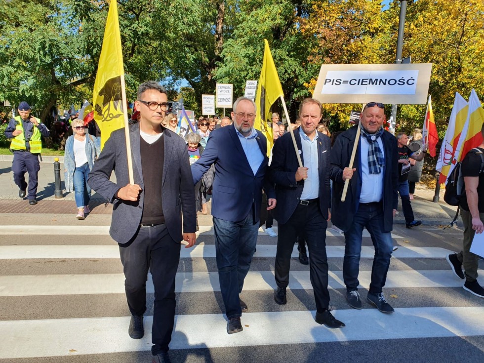 Widzę ciemność - protest samorządowców przeciwko rosnącym cenom energii.