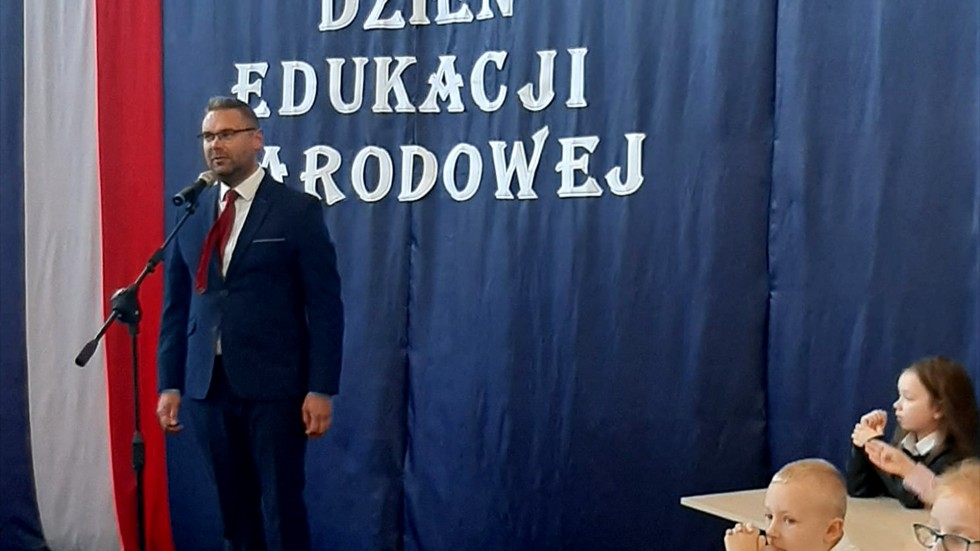 Gmina Malbork. Pasowanie pierwszoklasistów i Dzień Edukacji Narodowej.