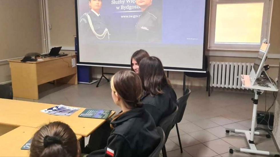Sztum. Uczniowie malborskiej mundurówki za więziennym murem.