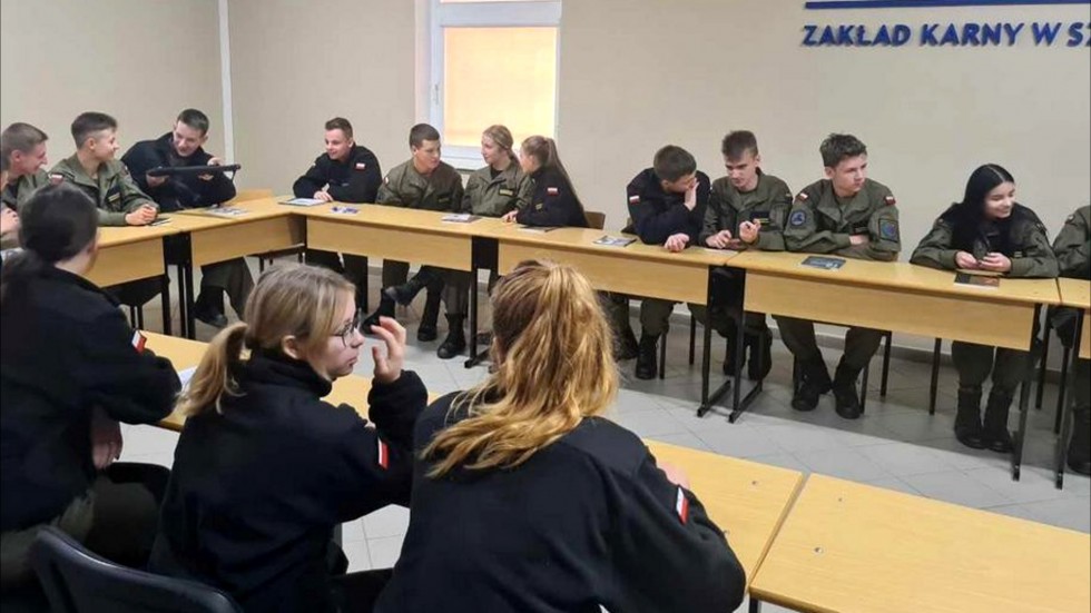 Sztum. Uczniowie malborskiej mundurówki za więziennym murem.