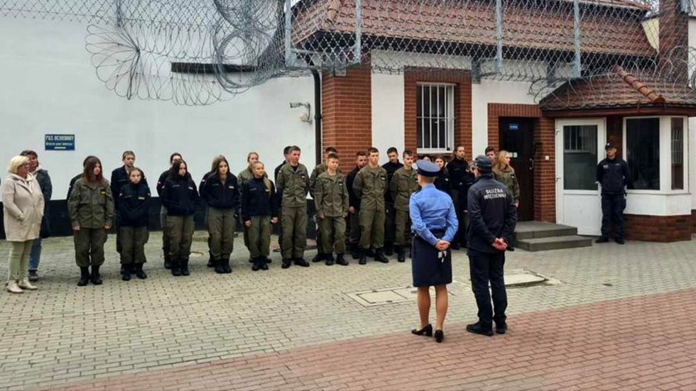 Sztum. Uczniowie malborskiej mundurówki za więziennym murem.