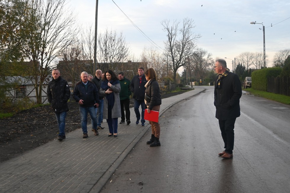 Powiat nowodworski. Zakończono budowę nowego chodnika w Marzęcinie.