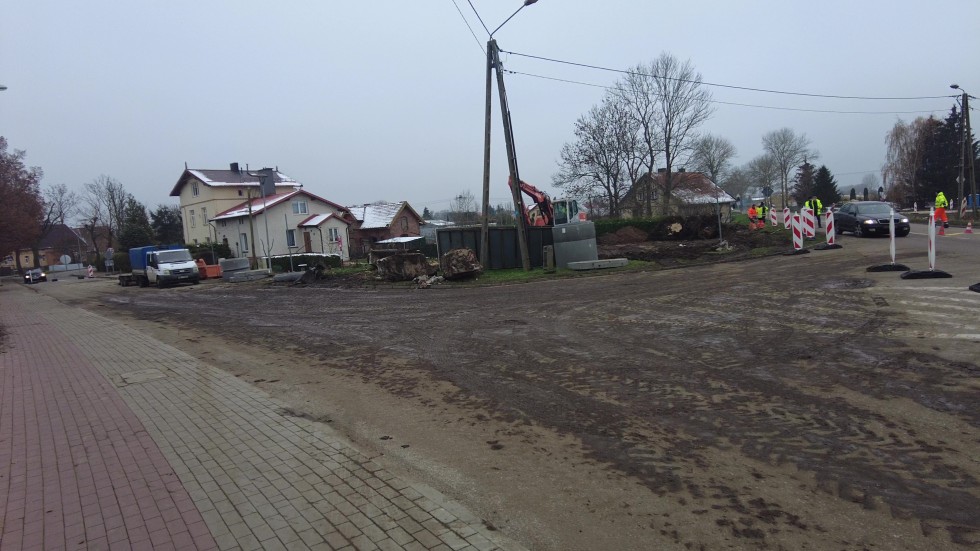 Nowy Dwór Gdański. Ruszyła budowa ronda na DK502 – wprowadzono objazd. Zobacz wideo.