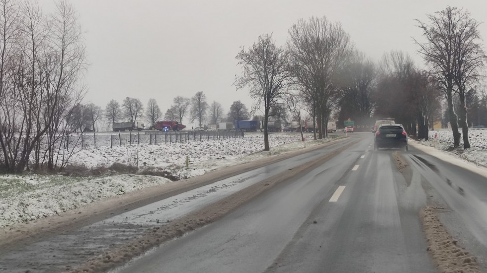 Malbork. Zima w natarciu – ciężarówka z burakami wylądowała w rowie.