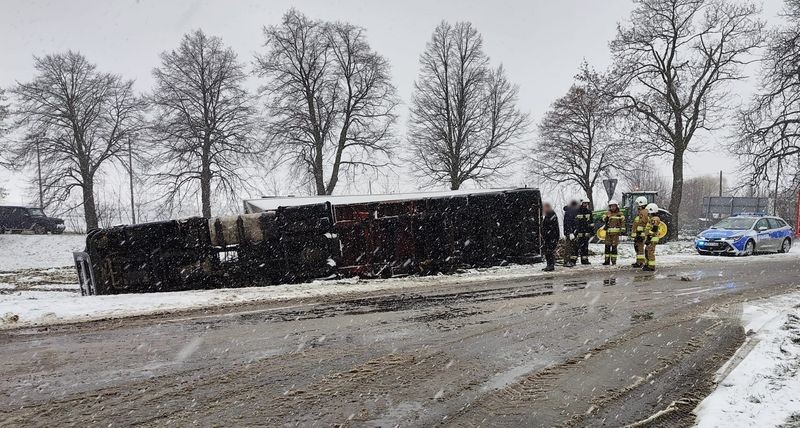 Malbork. Zima w natarciu – ciężarówka z burakami wylądowała w rowie.