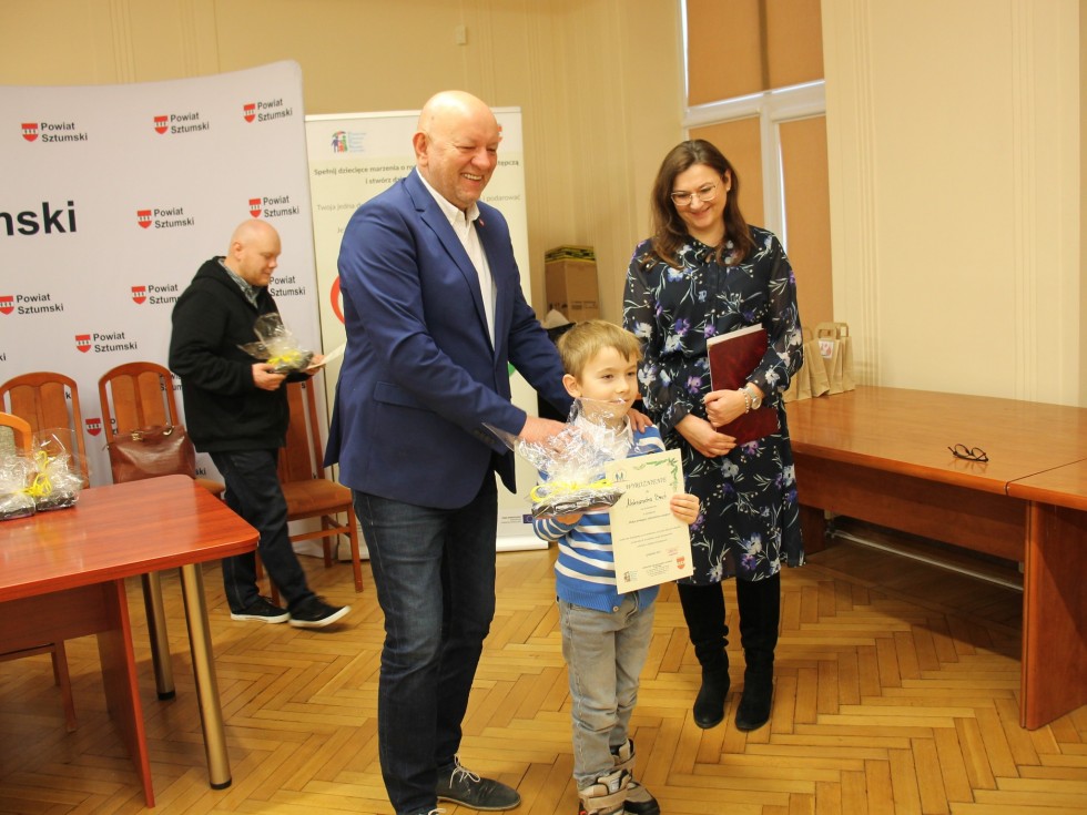 Sztum. Plakat promujący rodzicielstwo zastępcze - rozstrzygnięto konkurs plastyczny.