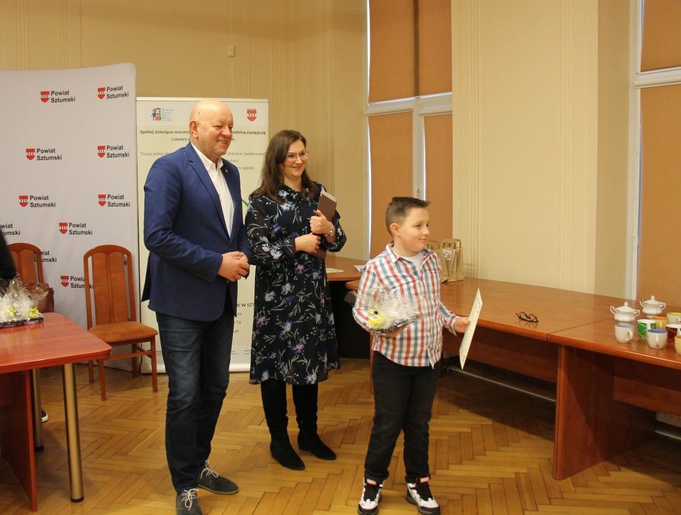 Sztum. Plakat promujący rodzicielstwo zastępcze - rozstrzygnięto konkurs plastyczny.