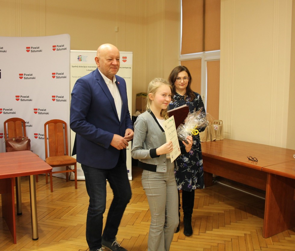 Sztum. Plakat promujący rodzicielstwo zastępcze - rozstrzygnięto konkurs plastyczny.