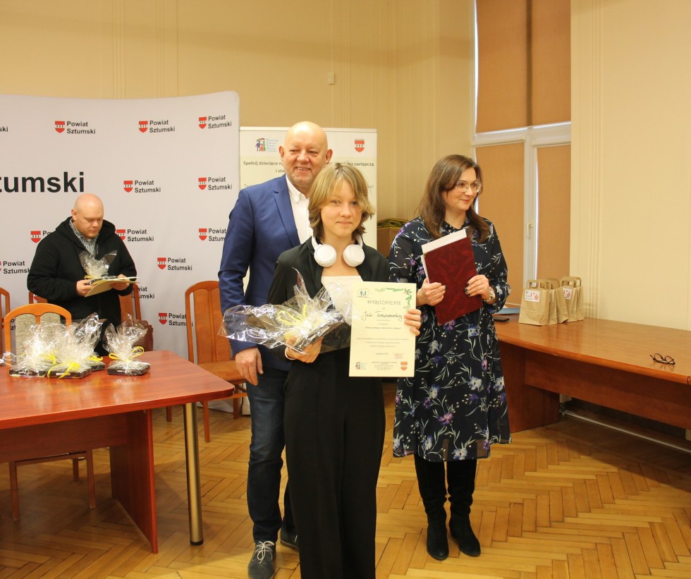 Sztum. Plakat promujący rodzicielstwo zastępcze - rozstrzygnięto konkurs plastyczny.
