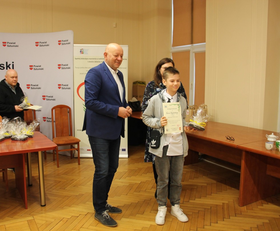 Sztum. Plakat promujący rodzicielstwo zastępcze - rozstrzygnięto konkurs plastyczny.