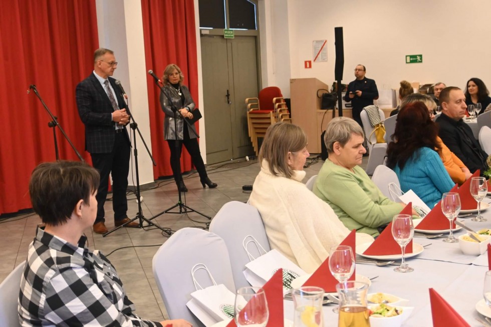 Nowy Dwór Gdański. Spotkanie wigilijne rodzin zastępczych i przedstawicieli rodzinnych domów dziecka.