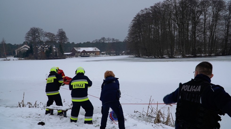 Nowy Dwór Gdański. Policjanci i strażacy ostrzegają – wchodzenie na zamarznięte zbiorniki wodne jest niebezpieczne i może zakończyć się tragedią.